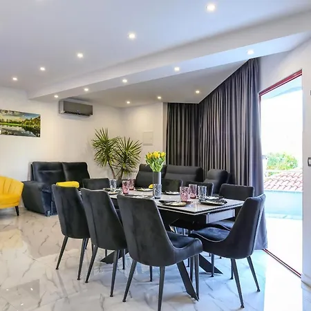 Luxury House Apartment *